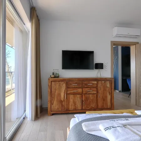 Szafirowy Z Bezposrednim Widokiem Na Morze- Nadmorski Luksus * אוסטרוני מורסקי